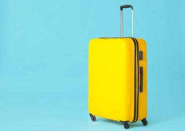 Renkli arka planda paketlenmiş bavul. Seyahat kavramı