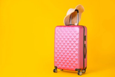 Arka planda bavul ve şapka var. Seyahat kavramı