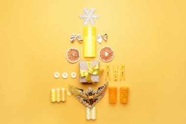 Renk arkaplanındaki farklı ögelerden oluşan güzel Noel ağacı