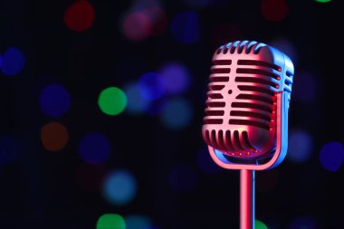 Ufuk ışık karşı Retro mikrofon