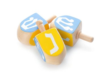 Beyaz arkaplanda Hanuka için Dreidels