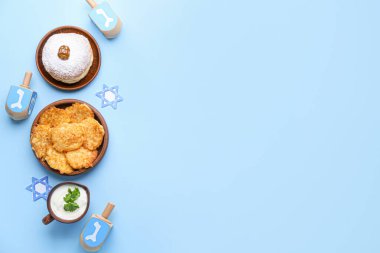 Renk arkaplanındaki Hanuka için güzel kompozisyon