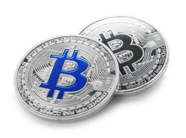 Beyaz arka plan üzerinde gümüş bitcoins