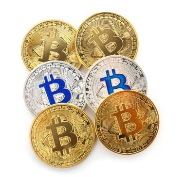 Beyaz arkaplanda altın ve gümüş bitcoin