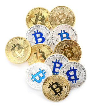 Beyaz arkaplanda altın ve gümüş bitcoin