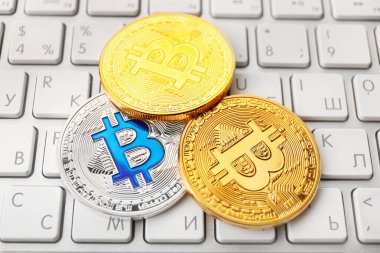 Pc klavyesinde altın ve gümüş bitcoin