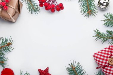 Beyaz arkaplan üzerine yazı yazmak için alanı olan güzel bir Noel kompozisyonu