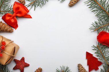 Beyaz arkaplan üzerine yazı yazmak için alanı olan güzel bir Noel kompozisyonu