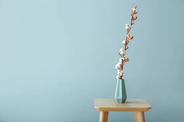 Vaza cu flori frumoase din bumbac pe masă pe fundal color — Fotografie, imagine de stoc