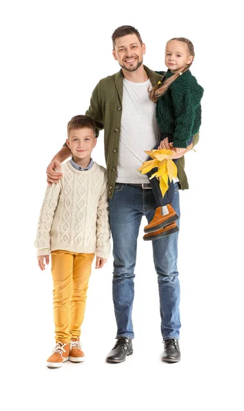 Retrato de familia feliz con hojas de otoño sobre fondo blanco —  Fotos de Stock