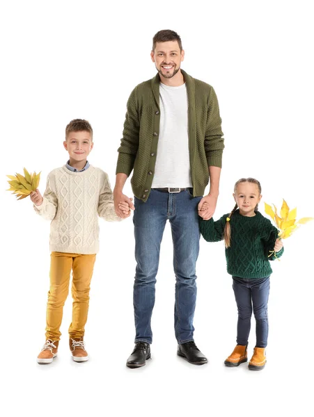 Retrato de familia feliz con hojas de otoño sobre fondo blanco —  Fotos de Stock