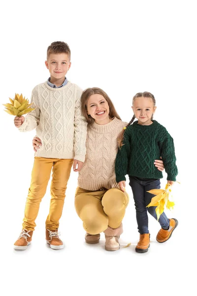 Retrato de familia feliz con hojas de otoño sobre fondo blanco —  Fotos de Stock