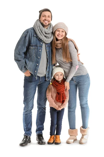 Портрет счастливой семьи в осенней одежде на белом фоне — стоковое фото