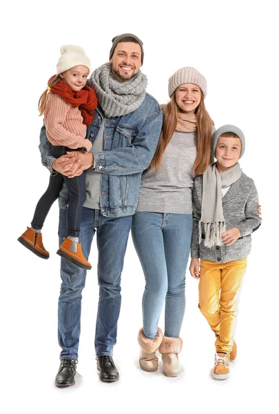 Портрет счастливой семьи в осенней одежде на белом фоне — стоковое фото