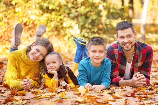 Gelukkige familie rusten in de herfst park — Stockfoto