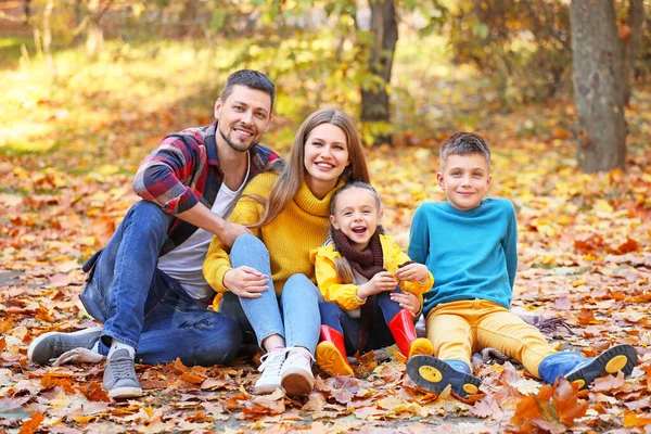 Ευτυχισμένη οικογένεια στηρίζεται σε πάρκο φθινόπωρο — Φωτογραφία Αρχείου