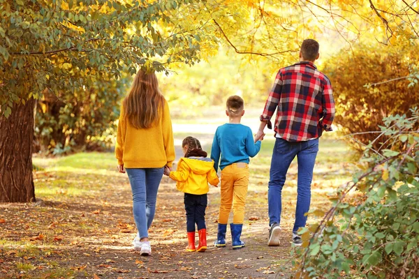 Familia feliz caminando en el parque de otoño —  Fotos de Stock