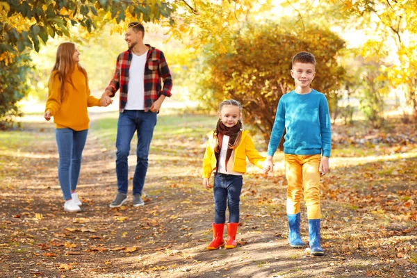 Счастливая семейная прогулка в осеннем парке — стоковое фото