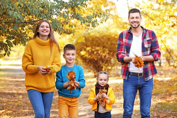 快乐的一家人在秋天的公园里玩得开心 — 图库照片