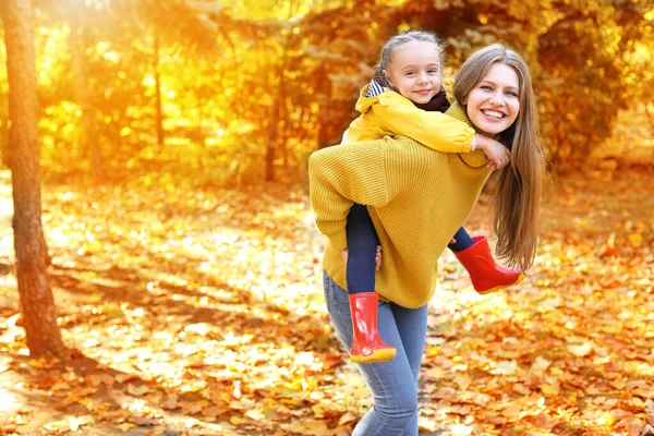 Feliz madre e hija en el parque de otoño —  Fotos de Stock