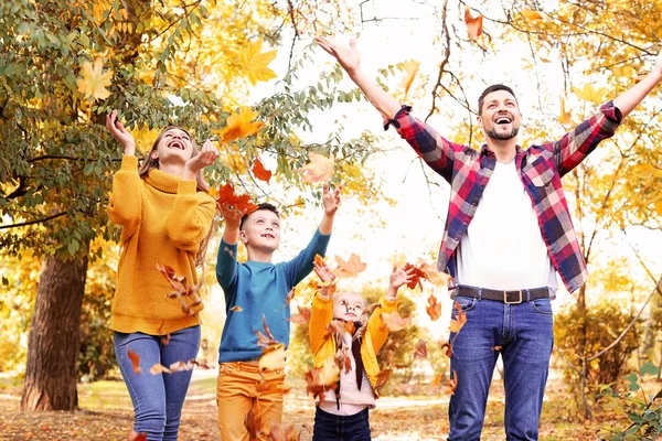 Lycklig familj ha kul i höstparken — Stockfoto