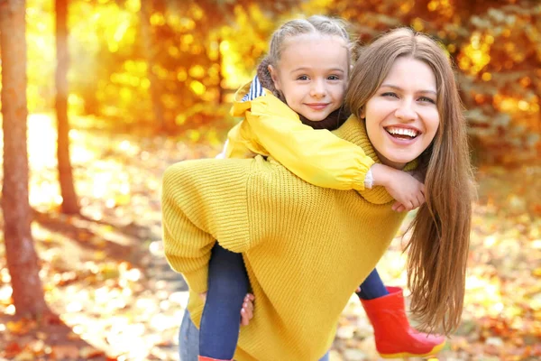 Feliz madre e hija en el parque de otoño —  Fotos de Stock