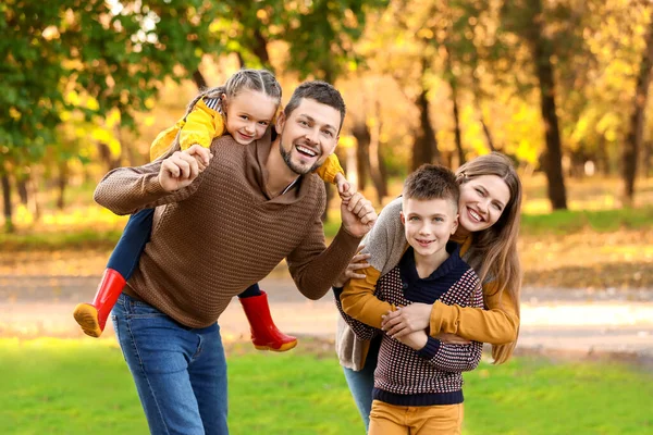 Familia feliz divertirse en el parque de otoño —  Fotos de Stock