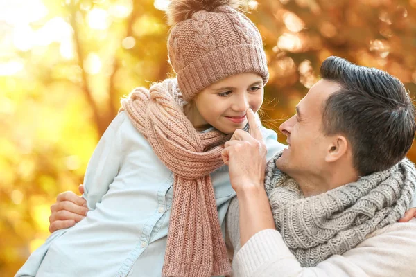 Portrait of happy father and little daughter in autumn park — Stock Photo, Image