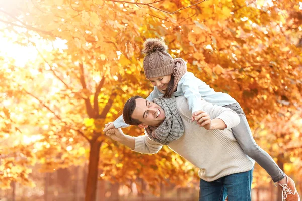 Ευτυχισμένος πατέρας και μικρή κόρη διασκεδάζουν στο πάρκο του φθινοπώρου — Φωτογραφία Αρχείου