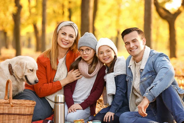 Famiglia felice fare picnic nel parco autunnale — Foto Stock