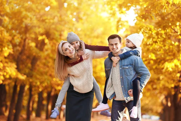 Retrato de familia feliz en el parque de otoño —  Fotos de Stock