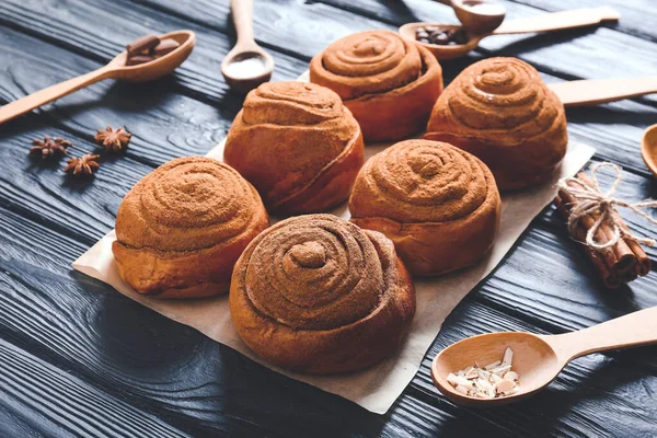 Komposition mit leckeren Zimtschnecken auf dem Tisch — Stockfoto