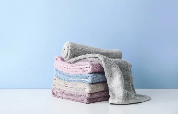 Zásobník čisté ručníky na stole — Stock fotografie