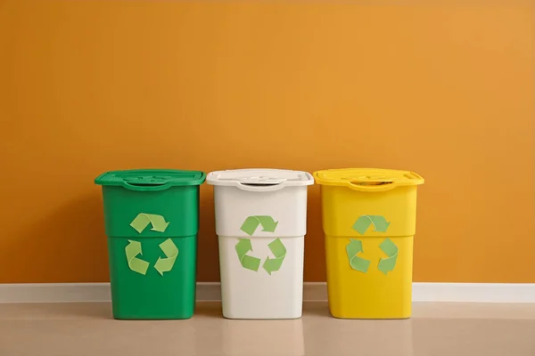 Pojemniki na śmieci w pobliżu kolorowych ścian. Koncepcja recyklingu — Zdjęcie stockowe