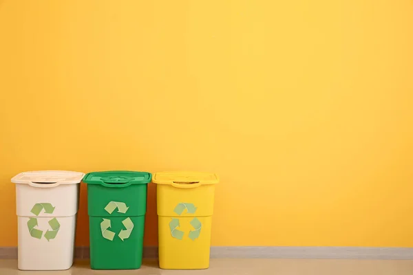 Conteneurs pour ordures près du mur de couleur. Concept de recyclage — Photo
