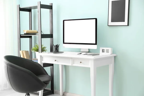 Local de trabalho confortável com computador moderno perto da parede de cor — Fotografia de Stock