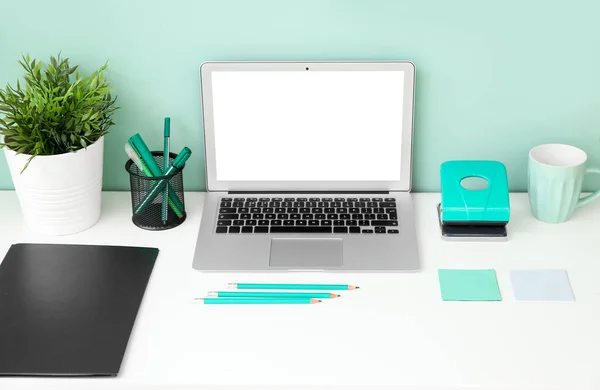 Komfortowe miejsce pracy z nowoczesnym laptopem w pobliżu ściany koloru — Zdjęcie stockowe