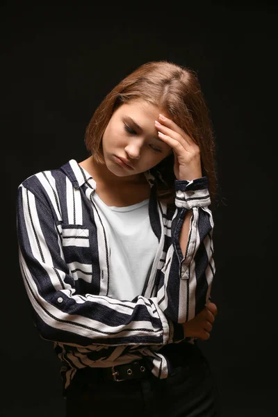 Trauriges Teenager-Mädchen auf dunklem Hintergrund — Stockfoto