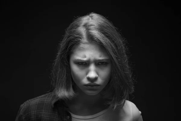 Zwart en wit portret van triest tiener meisje op donkere achtergrond — Stockfoto