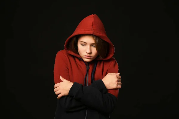 Triste adolescente su sfondo scuro — Foto Stock