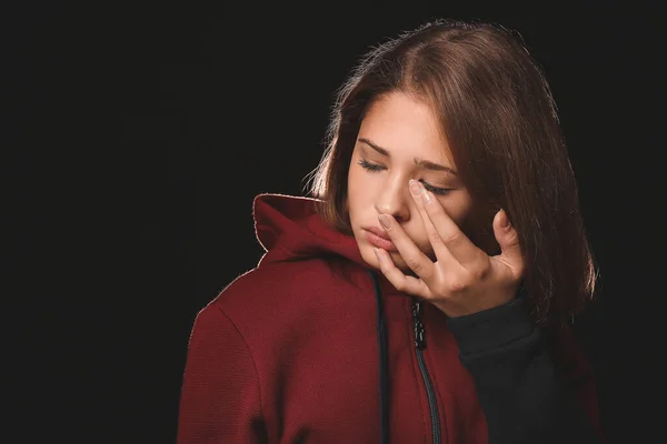 Triste adolescente sobre fondo oscuro —  Fotos de Stock