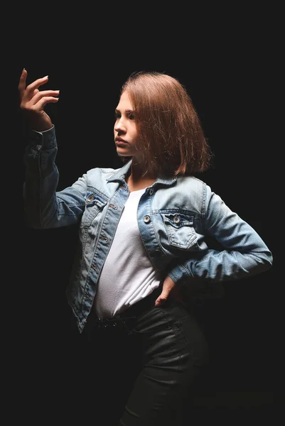 Menina adolescente bonito no fundo escuro — Fotografia de Stock