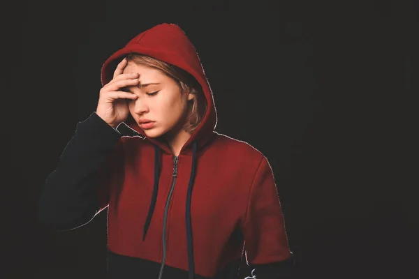 Triste adolescente sobre fondo oscuro —  Fotos de Stock