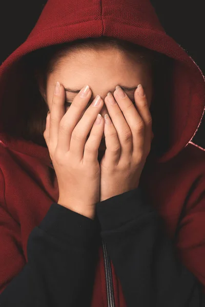 Trauriges Teenager-Mädchen auf dunklem Hintergrund, Nahaufnahme — Stockfoto