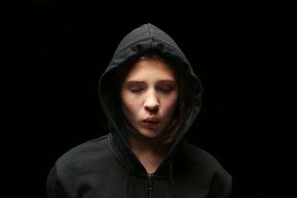 Triste adolescente su sfondo scuro — Foto Stock