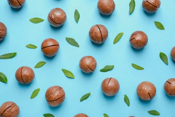 Tasty macadamia nuts on color background — Stock Photo, Image
