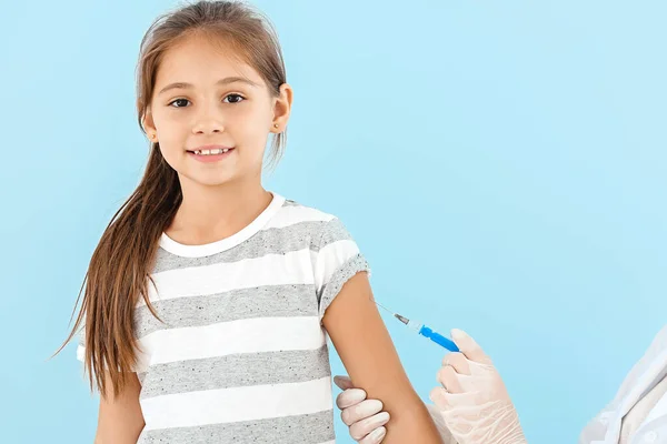 Médico vacinando menina contra fundo leve — Fotografia de Stock