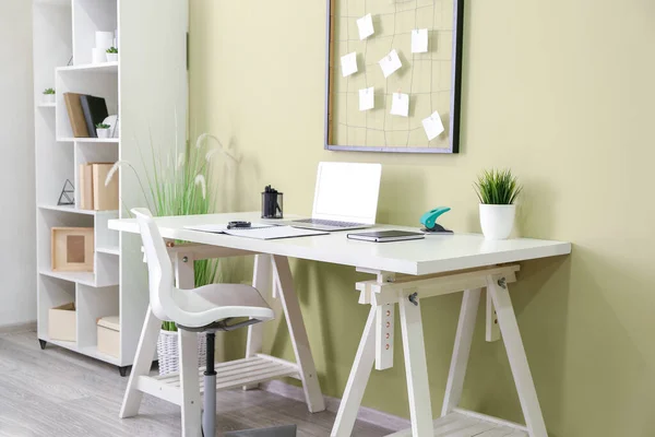 Moderno lugar de trabajo elegante con ordenador portátil en el interior de la habitación —  Fotos de Stock