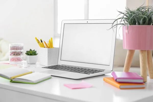 Moderne stijlvolle werkplek met laptop op kantoor — Stockfoto