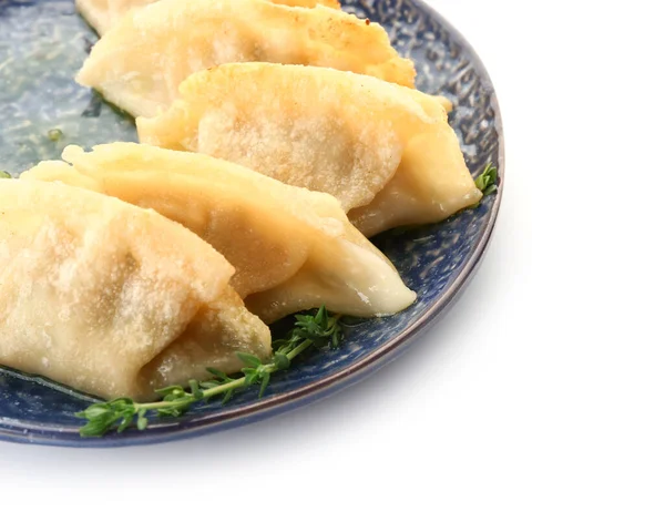 盘子与美味的日本饺子在白色背景 — 图库照片